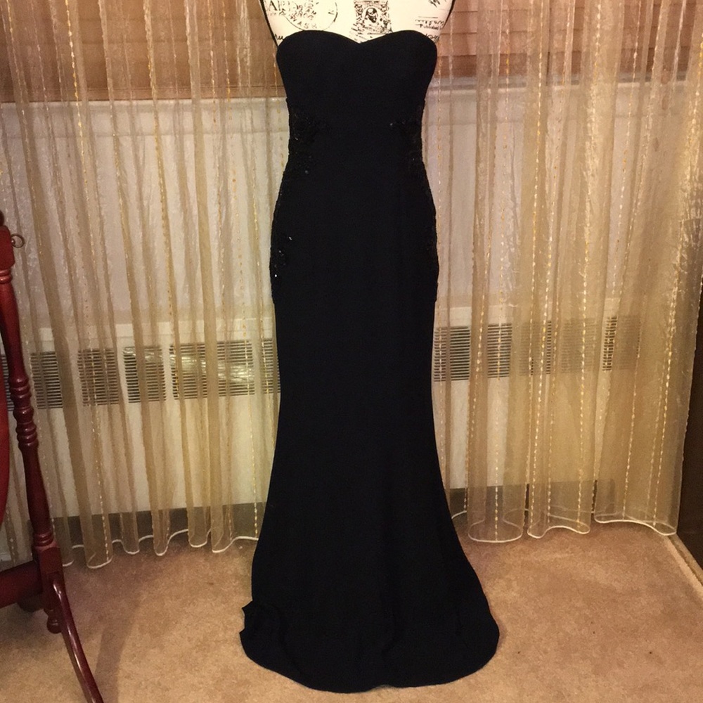 MONIQUE LHUILLIER beaded black gown